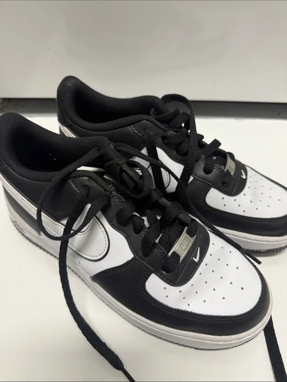 Nike Low-Top Sneakers in Black & White - Worn Once - Boys 7Y